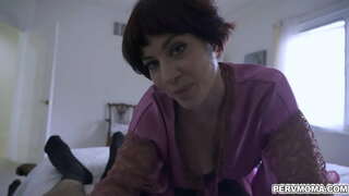 Cornea mamma Jessica Ryan prende nel suo figliastro a succhiare il suo cazzo giovane