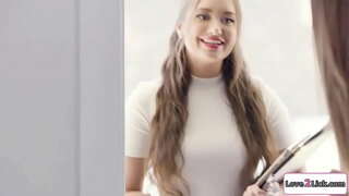 Organizator vjenčanja iskušava par, fingering ih maca i uvjerava ih se seksati u troje.Ona liže pussy plavuša, dok joj prsata djevojka подставляет joj lice