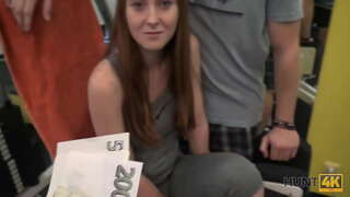 HUNT4K. Cornuto per cassa permessi di hunter a scopare il suo GF in palestra vuota