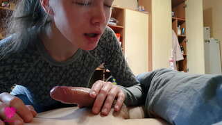 Strastvena aljkav pušenje iz petit lepotu sa svršiš u usta