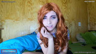 Faigheann cailín excited i os comhair an scáileáin