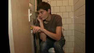 Elle joue avec gros bite du garçon