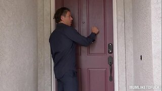 Milf Ева Notty crams нејзините тесни пичка со масивни дик додека нејзините огромни гради власт