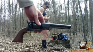 נערת חווה וכלי נשק