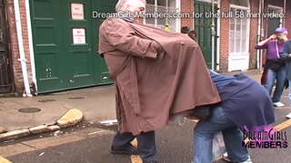 Hot Milfs לרחובות בשביל חרוזים בניו אורלינס