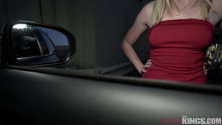 Kalye Walker ay Makakakuha ng Kinuha Up sa Pamamagitan ng 2 Libog Guys at Tumatagal ng Malaking Titi