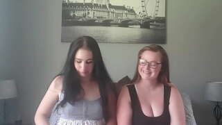 Mali protiv velike sise pušenja cigareta