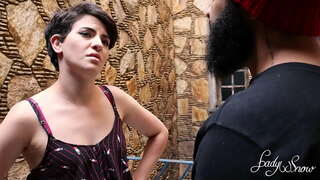 Comunistinha האט צו שטימען אויף די באָולאָס און עס אויסגעדרייט אין אַ האָרן