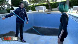 Emo adolescent aux cheveux verts profond dans la merde et de sperme sur le visage